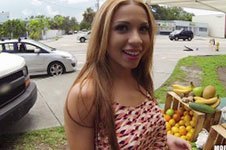 Kylie Rogue – Latina Flashes In Public