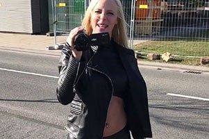 Lara-CumKitten – Leggings Fickstuck drags user from the road