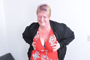 Lesley (EU) (47) – British mature Bbw playing with her toys