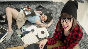 Casey Calvert & Jenna Sativa – Vinyl Obsession