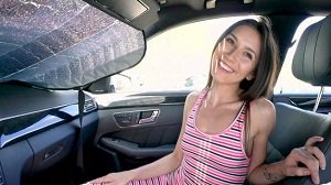 GIANNA GEM – GIANNA GEM EXPOSES HER TITTIES IN PUBLIC!